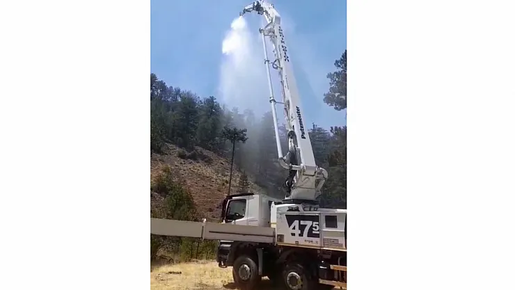 Beton Pompası İle Yangın Söndürmeye Katıldı