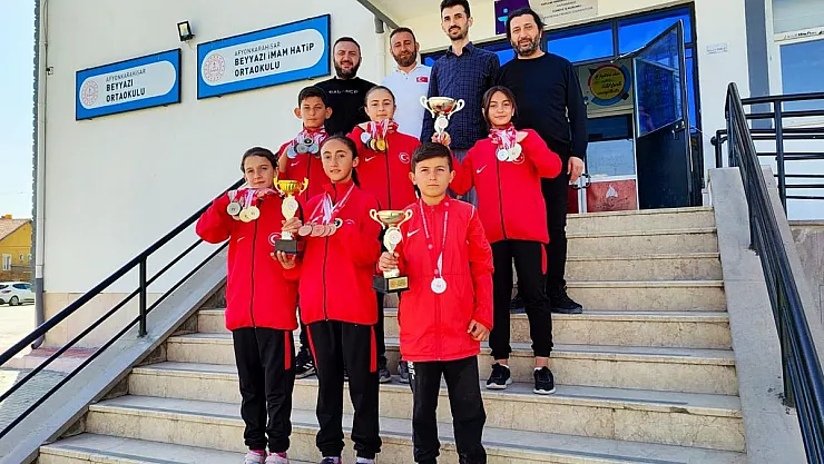 Beyyazı Ortaokulu Öğrencileri Atletizmde Başarıyı Sürdürüyor