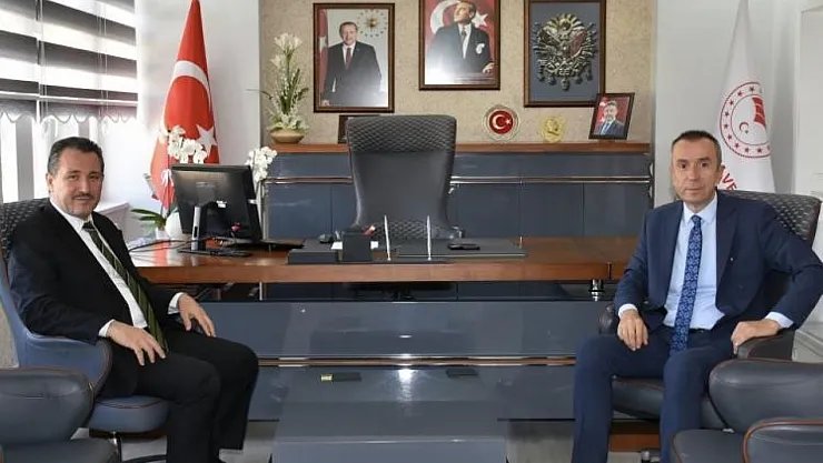 Bilecik İl Müftüsü Dilek'ten Tarım Müdürü Ayvalık'a Kur'an-I Kerim Hediyesi