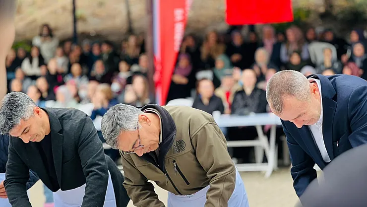 Bilecik'te Gerçekleştirilen Kabak Soyma Yarışması'nda Renkli Sahneler Yaşandı