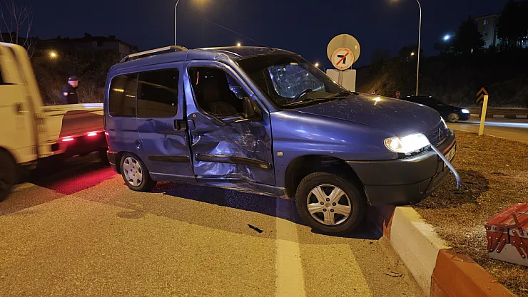 Bilecik'te Hafifi Ticari Araç İle Motosiklet Çarpıştı 1 Yaralı