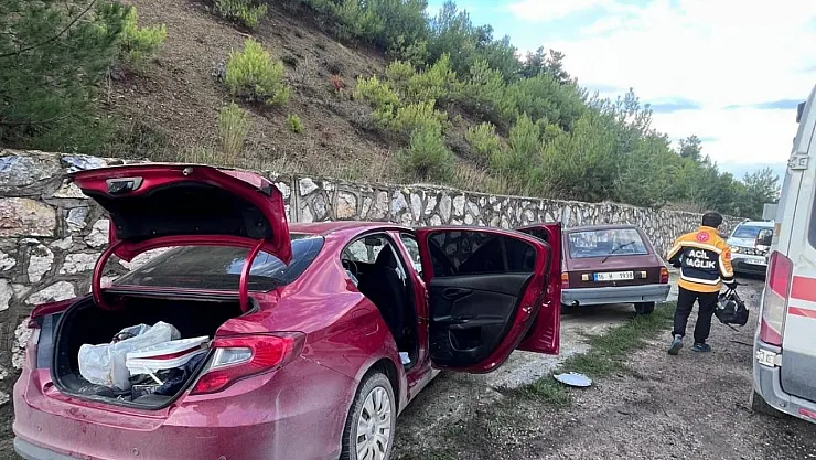 Bilecik'te İki Otomobil Kafa Kafaya Çarpıştı: 4 Yaralı