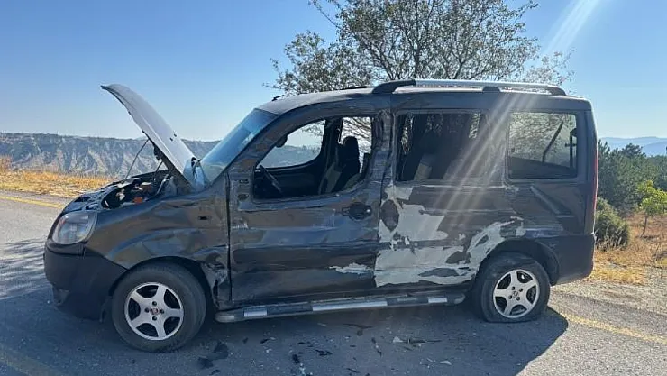 Bilecik'te Kamyon İle Hafif Ticari Aracın Kafa Kafaya Çarpıştı, 2 Yaralı