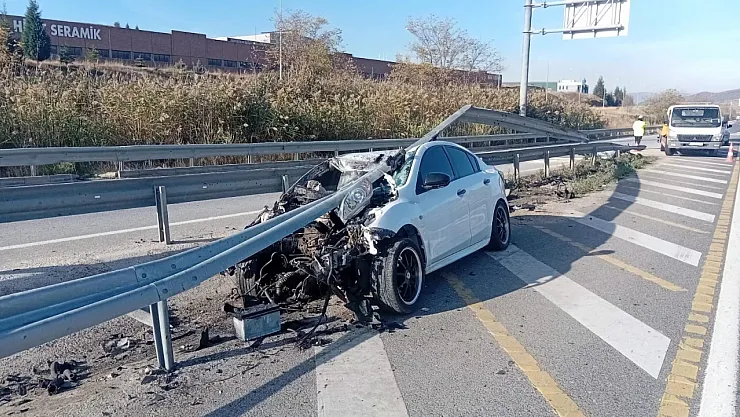 Bilecik'te Kontrolden Çıkan Otomobil Bariyerlere Çarptı 6 Kişi Yaralandı