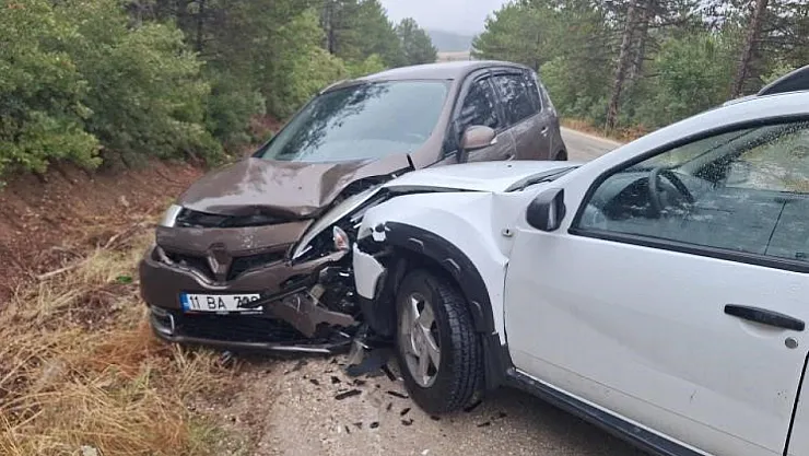 Bilecik'te Seyir Halinde Kafa Kafaya Çarpıştılar 3 Yaralı