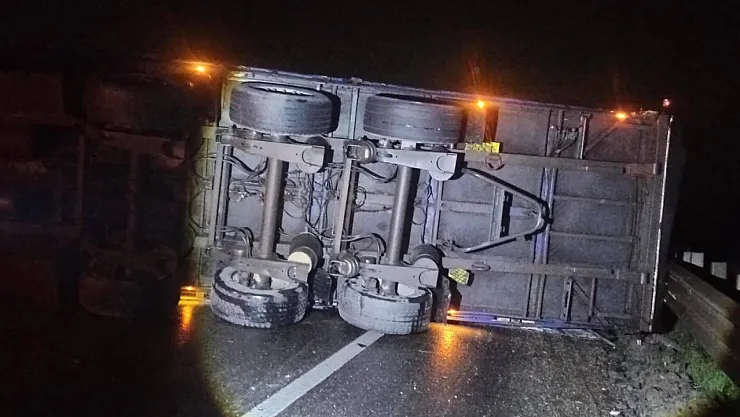 Bilecik'te Tır Devrildi, Yol Ulaşıma Kapandı