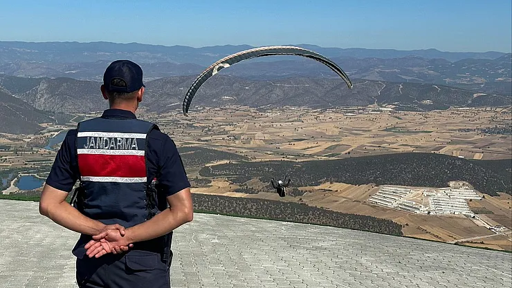 Bilecik'te Yamaç Paraşütü Etkinliği Güvenlik Önlemleriyle Tamamlandı