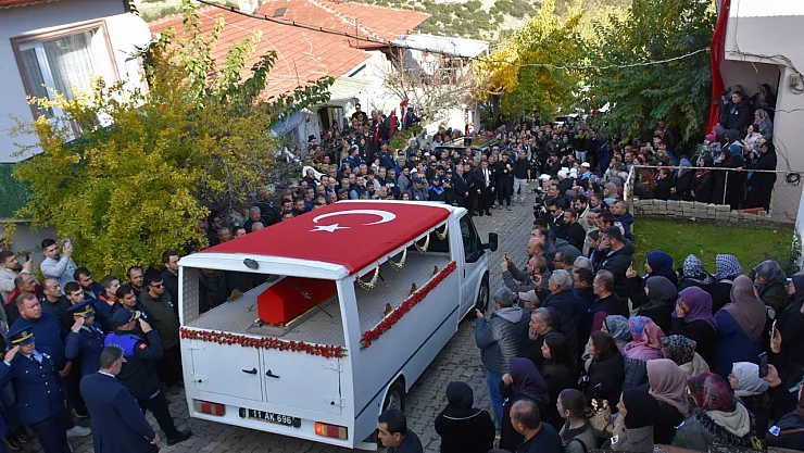 Bilecikli Şehidin Evinde Helallik Alınırken Kardeşi Abisinin Üniformasını Giydi