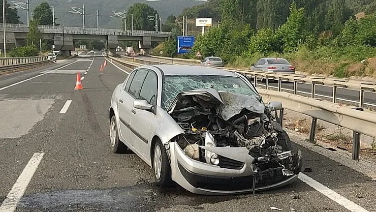 Bilecik’te otomobil işçi servisine çarptı: 11 yaralı