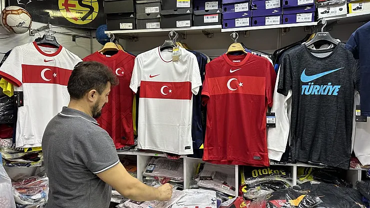 Bileti olan forma almaya koşuyor