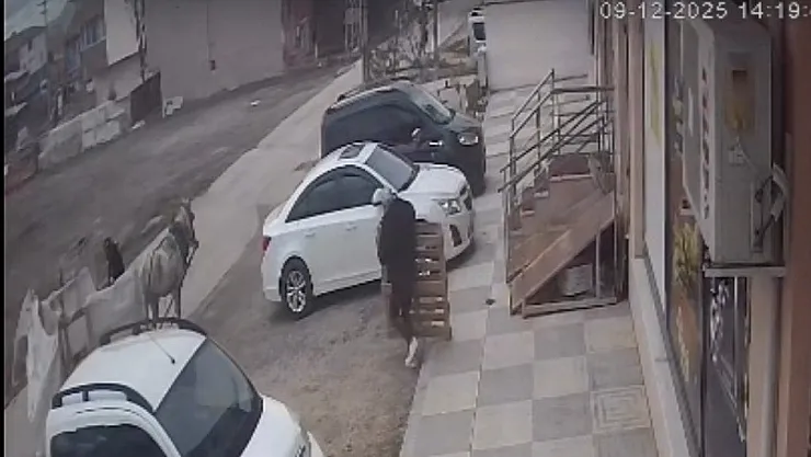 Bina Önünden Malzemeleri İzinsiz Alan Şahıslar Kameraya Yakalandı
