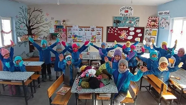 Bir Gözü Görmeyen 70 Yaşındaki Sema Teyze Kitap Okumaktan Ve Örgü Örmekten Vazgeçmiyor