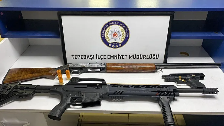 Bir iş yerinde 2 tüfek 1 tabanca polis tarafından ele geçirildi