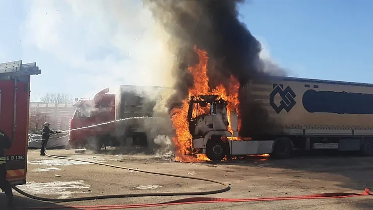 Bir Tırda Çıkan Yangın Yandaki 2 Tıra Daha Sıçradı