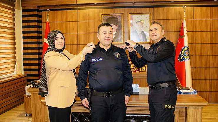 Bir Üst Rütbeye Geçti Apoletini Eşi Taktı