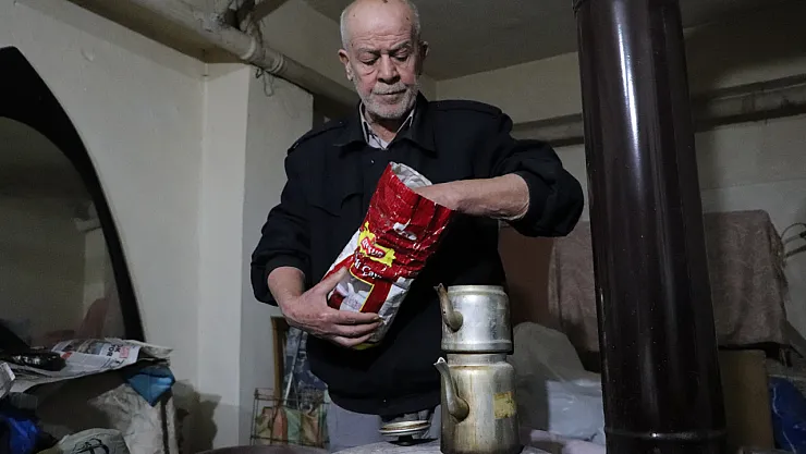 Bodrum Katında 15 Yıldır Hayata Tutunmaya Çalışıyor