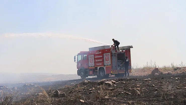 Boş Arazide Çıkan Yangın Yerleşim Birimlerine Sıçramadan Söndürüldü