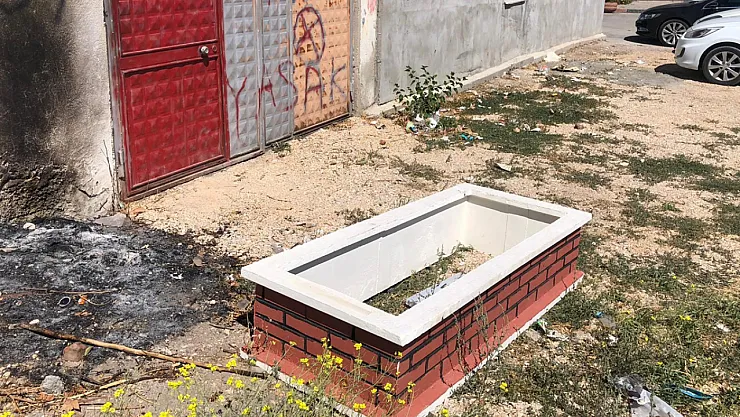 Boş Araziye Bırakılmış İsimli Taşı Bulunan Mezar