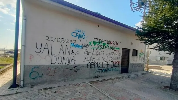 Bu Duvar Da Temizlenmeyi Bekliyor