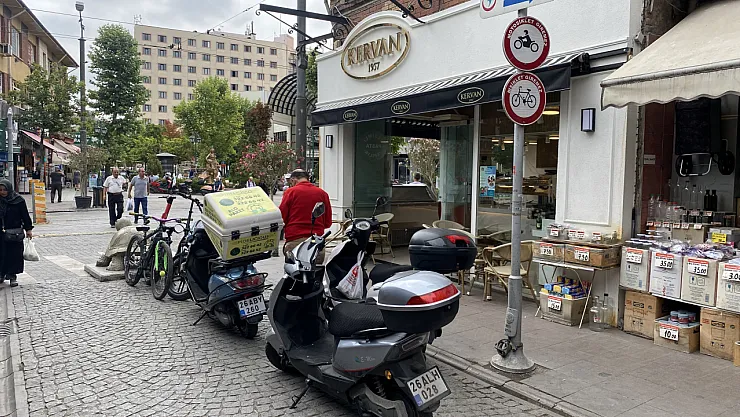 Bu Sokakta Trafik Levhalarının Hiçbir Önemi Yok
