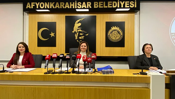 Burcu Köksal'dan Zeybek Dönemine Gönderme: Yılanların Arasına Yollandı!