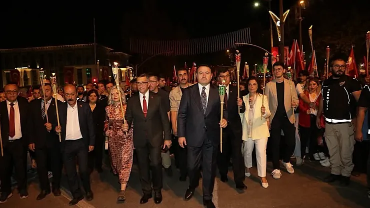 Büyük Zafer'in 103. Yılı Bayrak Yürüyüşü Ve Fener Alayı İle Taçlandı