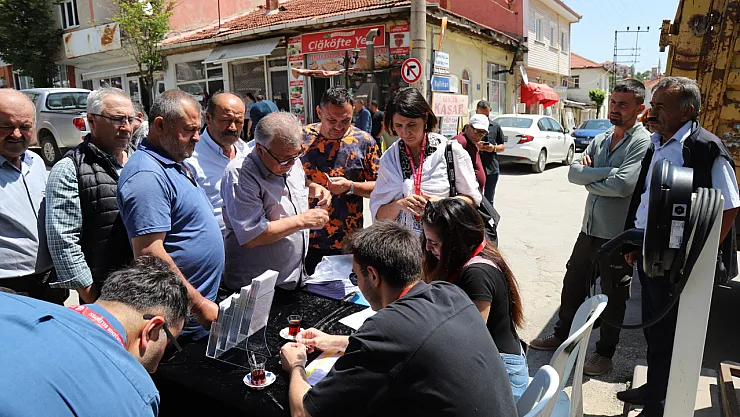Büyükşehir'den Don Afetinden Etkilenen Kiraz Yetiştiricilerine Sıvı Gübre Desteği