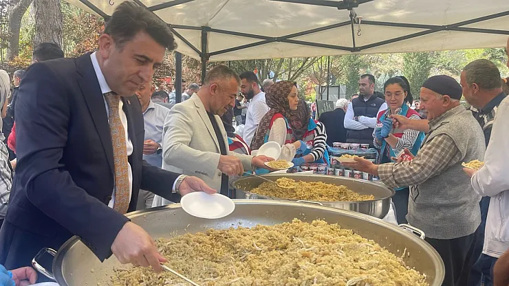 Cami Çıkışı Binlerce Kişiye 'Şifalı Pilav' İkram Ettiler