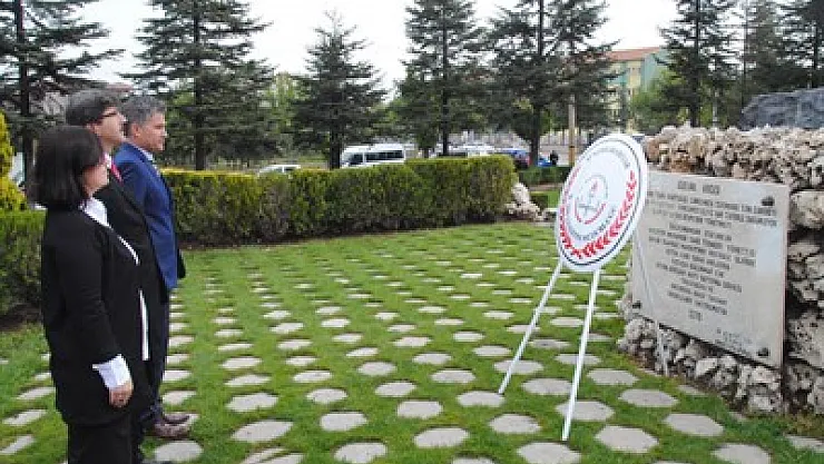 Çelenkler Atatürk Anıtı’na – Kocatepe Gazetesi