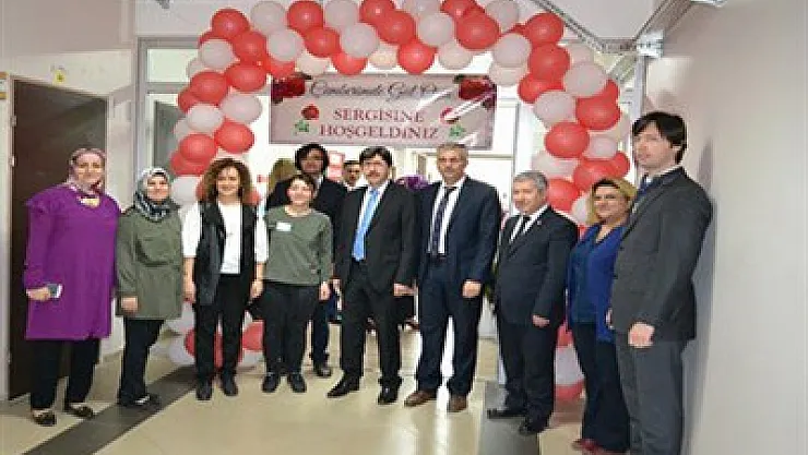 'Çemberimde Gül Oya' sergisi açıldı