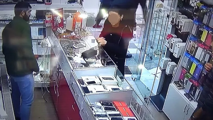 Cep telefon hırsızlığı  güvenlik kamerasına yansıdı
