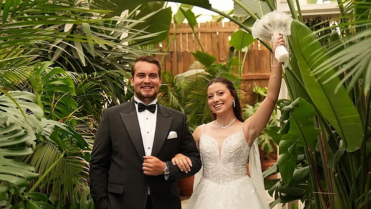 Çiftçi Çift Gelin Aracı Olarak Traktörü Seçti