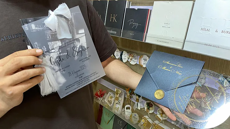 Çiftleri Çizgi Film Karakteri Gibi Resmederek Düğün Davetiyesi Oluşturuyor