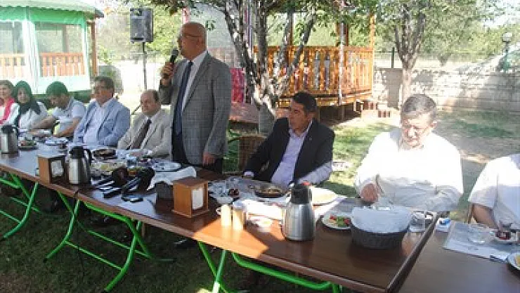 ÇOBAN PROJELERİ BASINLA PAYLAŞTI: Kale'ye teleferik, trafiğe battı-çıktı