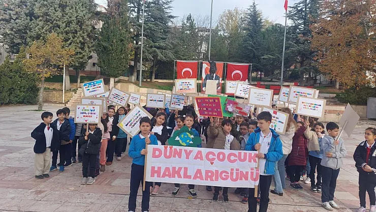 Çocuklar Hazırladıkları Pankartlarla Günlerini Kutladı