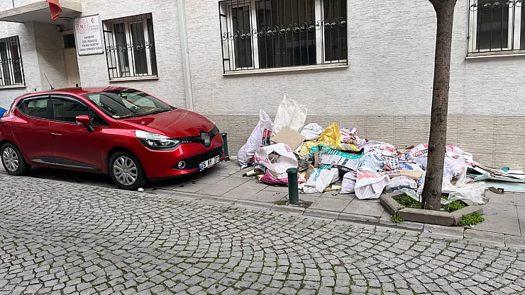 Çöp Yığını Kaldırımı Kapattı