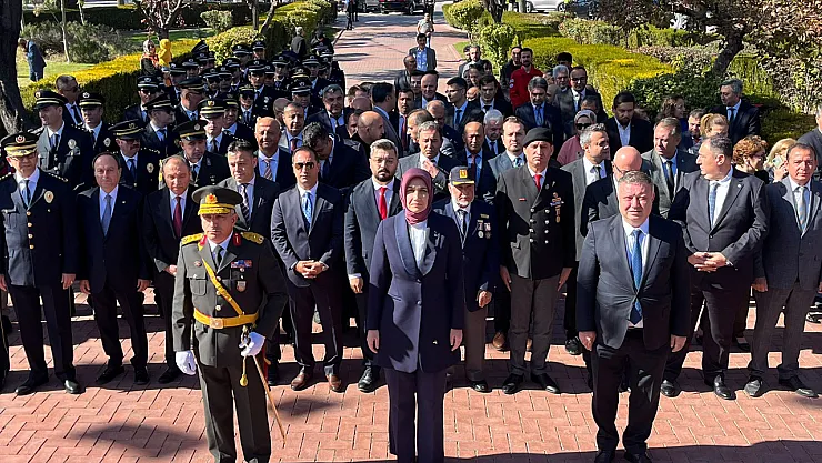 Cumhuriyet'e Saygı Çelengi Sunuldu
