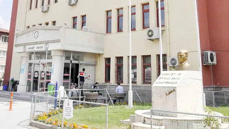 Cüzdan buldu, içindeki  kartlarla alış-veriş yaptı, kameradan tespit edildi