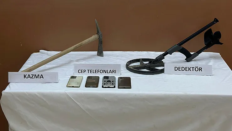 Dedektör Ve Kazma İle Define Arayan 4 Kişiyi Jandarma Yakaladı