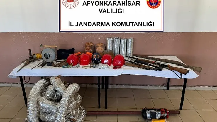 Define Bulmak İçin Evlerini Adeta Şantiye Alanına Çevirdiler