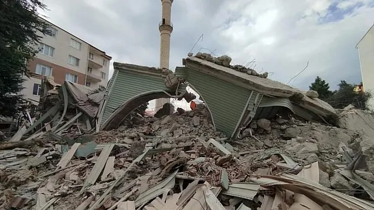 Depreme Dayanıksız Camii Yıkıldı, Hayırseverlerin Desteği Bekleniyor