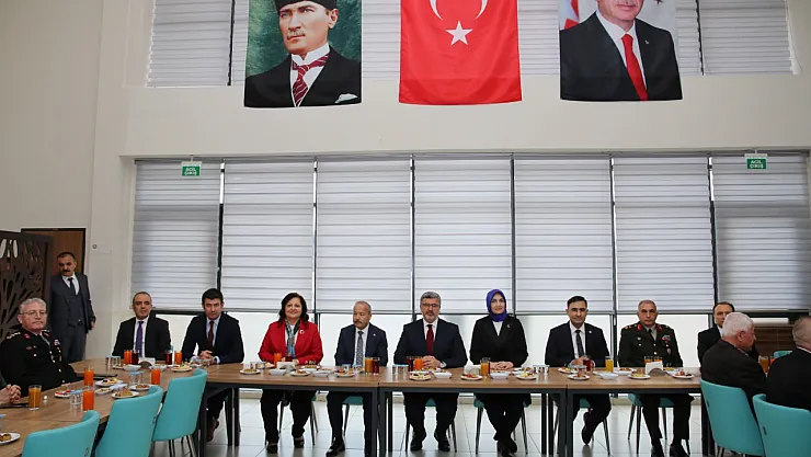 Devlet Ana Emniyet Ve Jandarma Mensuplarıyla Bayramlaştı