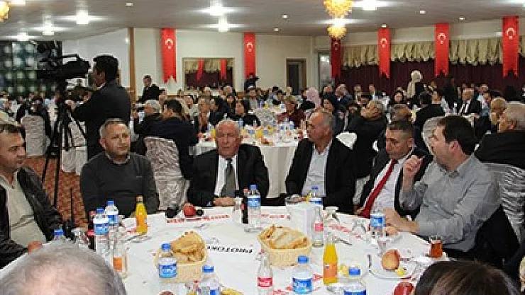 Dinar’da 763 öğrenci için burs toplandı
