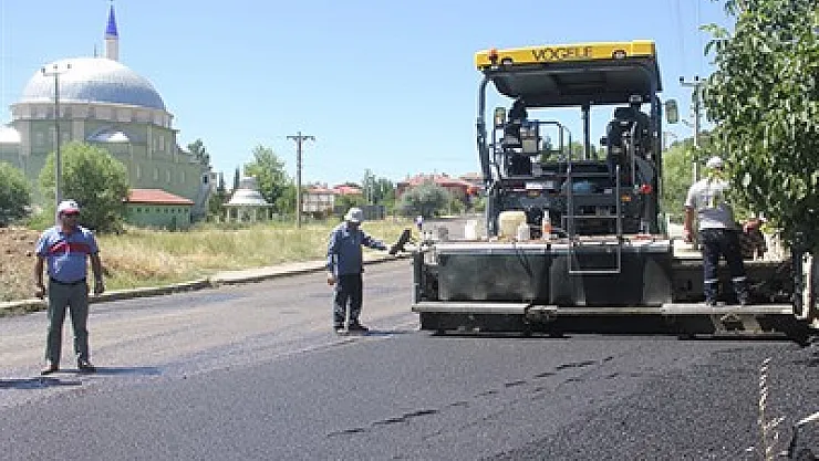 Dinar'da asfalt serim çalışmaları sürüyor
