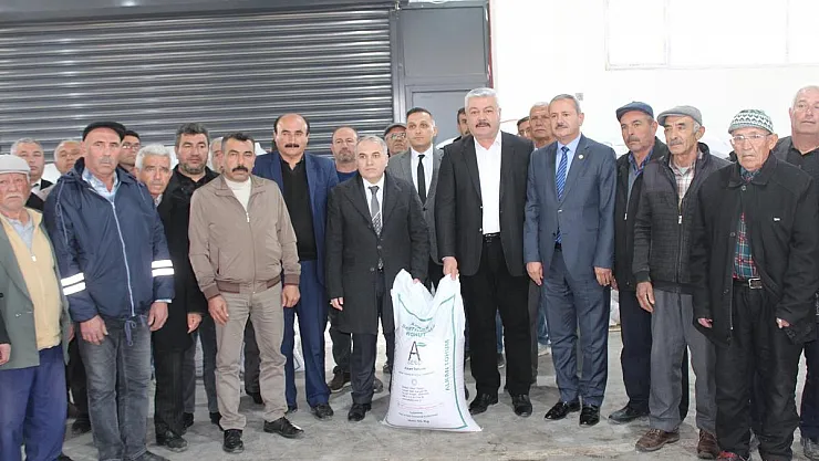 Dinar'da çiftçilere yüzde 75 destekli nohut tohumu dağıtıldı