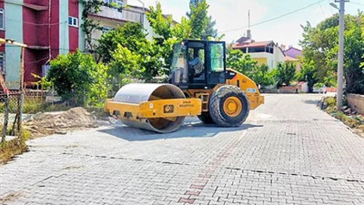 Dinar’da kilitli parke taşı döşeniyor