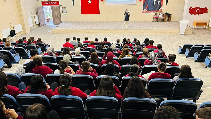 Domaniç'te Öğretmen Ve Öğrenciler Siber Suçlara Karşı Bilgilendirildi