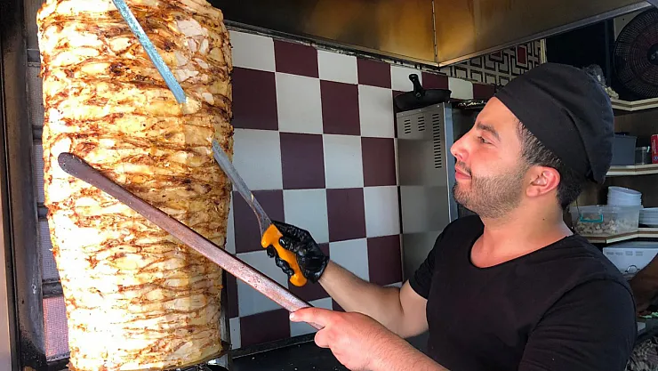 Döner Ustalarının İki Sıcak Arasındaki Zorlu Mücadelesi
