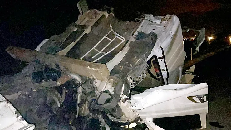 Dorsede yüklü olan demir rulolar tırın kupasını ezdi