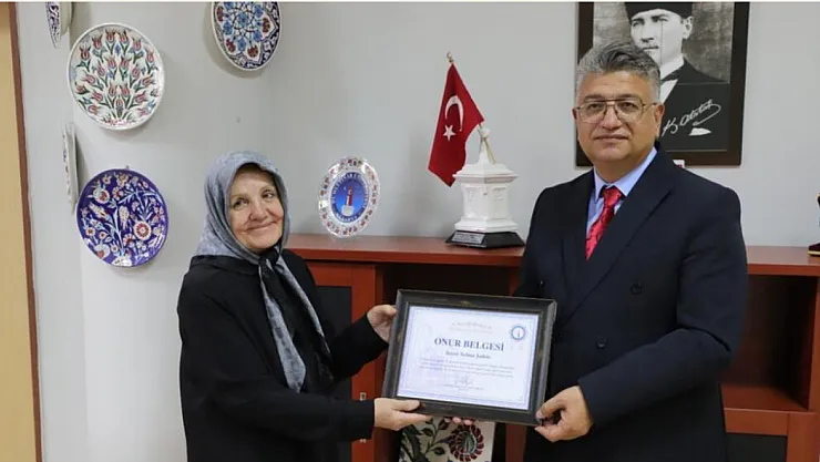 DPÜ Rektörü Kızıltoprak'tan, 72 Yaşındaki MYO Mezunu Selma Şahin'e Onur Belgesi